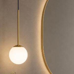 Lampada a sospensione dorata sfera vetro bianco per bagno
