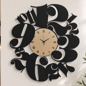 Orologio moderno a parete nero e ottone per cucina