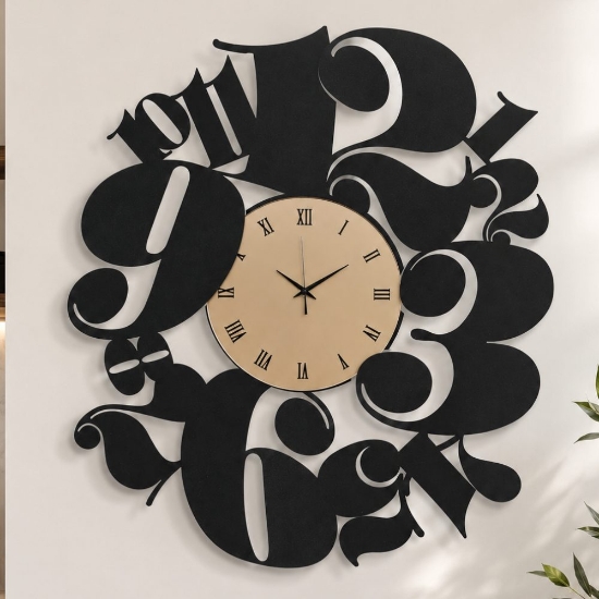 Orologio moderno a parete nero e ottone per cucina
