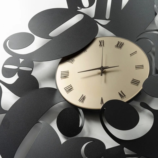 Orologio moderno a parete nero e ottone per cucina