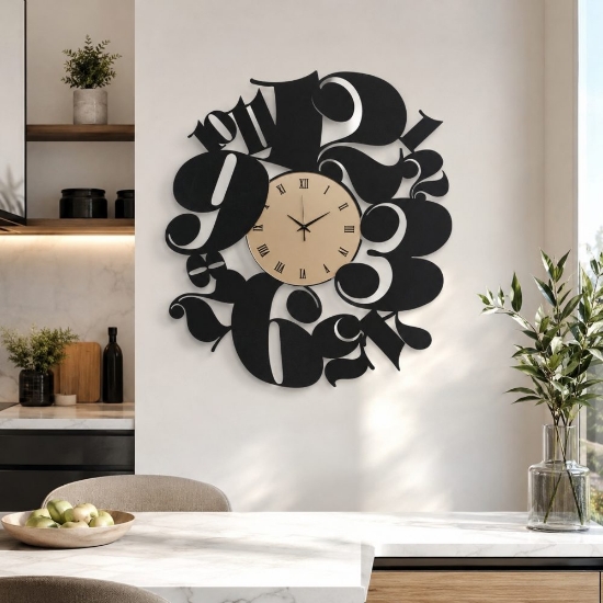 Orologio moderno a parete nero e ottone per cucina