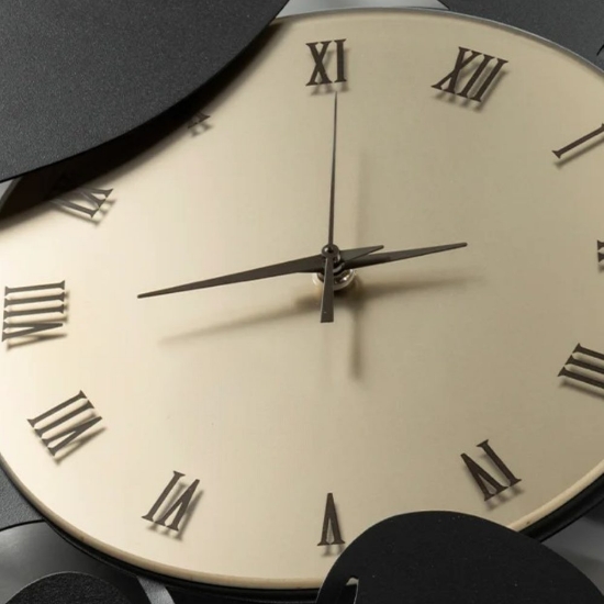 Orologio moderno a parete nero e ottone per cucina