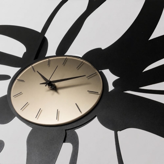 Orologio moderno per parete nero e fango quadrante ottone