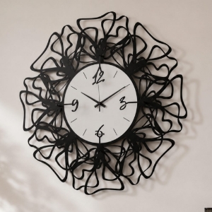 Orologio rotondo nero design linee per cucina moderna