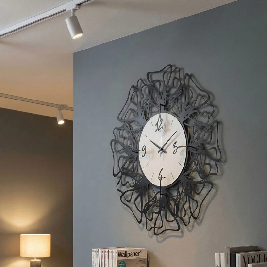 Orologio rotondo nero design linee per cucina moderna