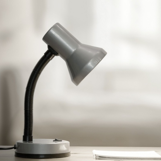 Lampada da scrivania moderna alluminio orientabile