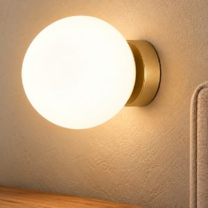 Applique sfera di vetro struttura oro per comodino maga perenz