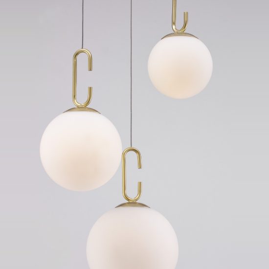 Lampadario per camera da letto sfere opale e oro led 26w 3000k 3 luci pendenti