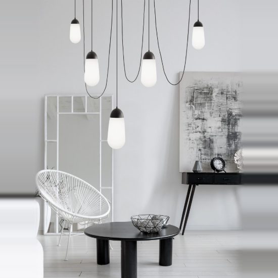 Lampadario moderno a sospensione per soggiorno opale e nero vetro 5 luci