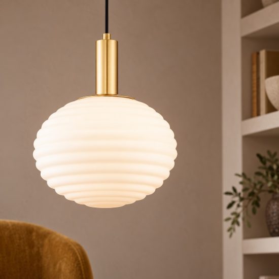 Lampadario per camera da letto a sospensione globo bianco latte e oro vetro