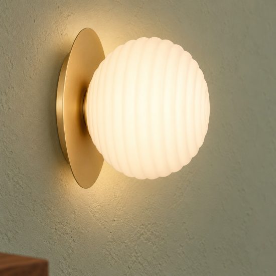 Applique moderna da parete sferica bianco latte e oro vetro per soggiorno