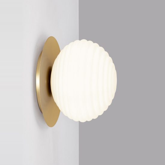 Applique moderna da parete sferica bianco latte e oro vetro per soggiorno