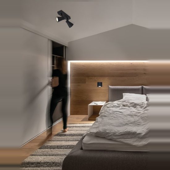 Plafoniera con faretti orientabili a forma cono nero per cabina armadio