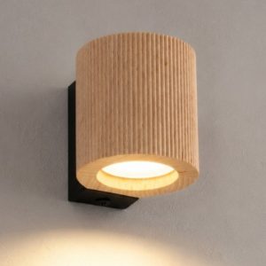 Applique per comodino camera da letto scandinava in legno con interruttore luce verso il basso