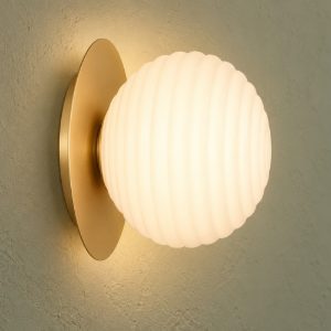 Applique moderna da parete sferica bianco latte e oro vetro per soggiorno