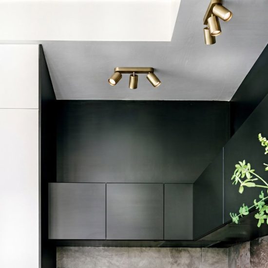 Ideal lux dynamite plafoniera lineare con 4 faretti a sezione quadrata gu10 38,5cm ottone