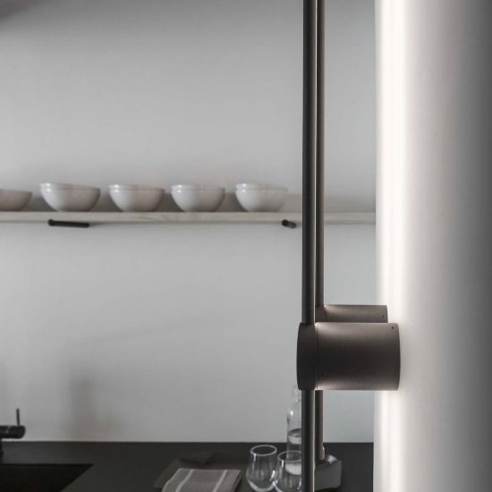 Ideal lux essence applique lineare a sezione tonda led 12w 3000k 75cm per soggiorno ottone