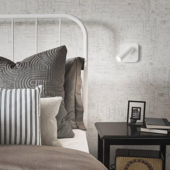 Ideal lux bean applique da comodino con faretto orientabile led 3w 3000k base quadrata bianca