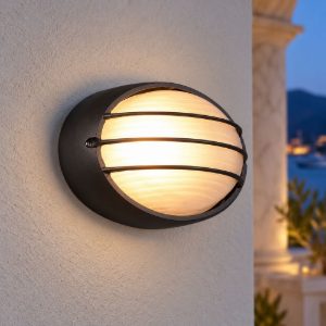 Applique piccola da esterno ip44 moderna ovale nera con griglia e vetro satinato