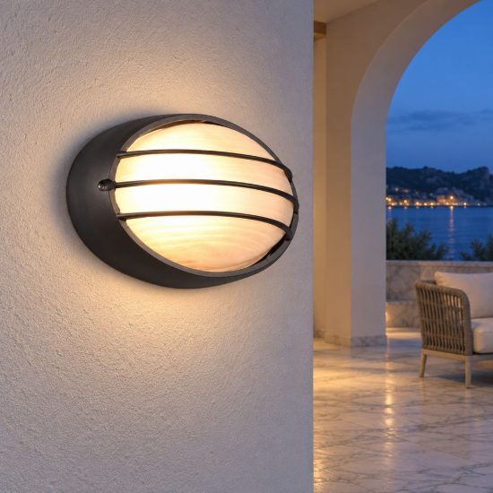 Applique piccola da esterno ip44 moderna ovale nera con griglia e vetro satinato