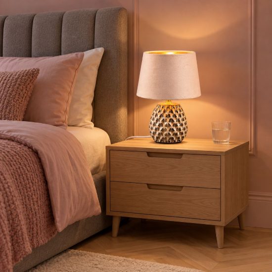Abat-jour piccolo per comodino moderno in ceramica beige con paralume effetto velluto sabbia