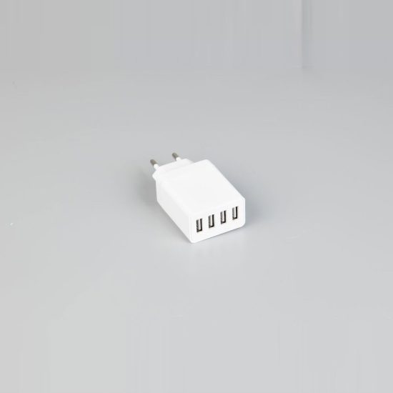 Adattatore di alimentazione usb con 4 porte usb bianco