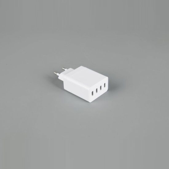 Adattatore di alimentazione usb con 4 porte usb-c bianco