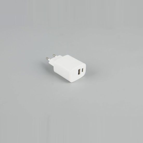 Adattatore di alimentazione usb con 1 porta usb 1 porta usb-c bianco