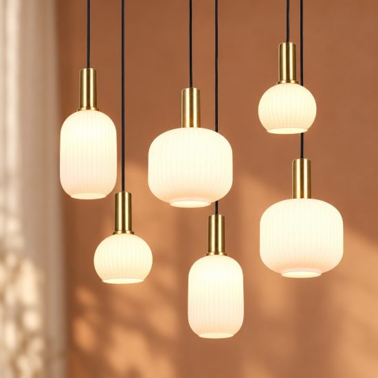 Lampadario a sospensione 6 luci ottone satinato con vetri rigati bianchi assortiti