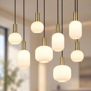 Lampadario a sospensione 8 luci ottone satinato con vetri rigati bianchi assortiti