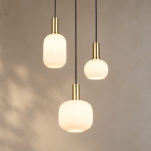 Lampadario a sospensione 3 luci ottone satinato con vetri rigati bianchi assortiti