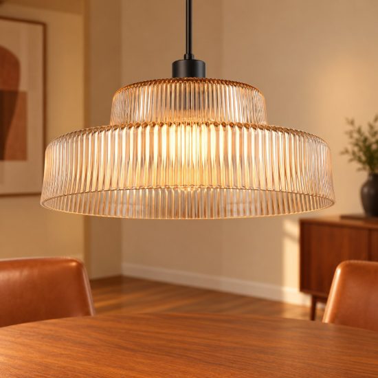 Lampadario a sospensione per soggiorno in vetro rigato ambra con montatura nera