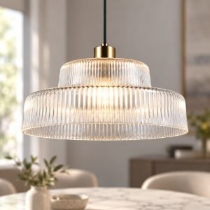 Lampadario a sospensione per sala da pranzo in vetro rigato trasparente con montatura ottone satinato