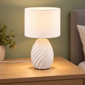 Abat-jour per comodino in ceramica bianca a onde con paralume in tessuto bianco