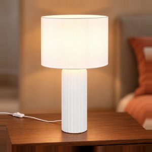 Lampada da tavolo grande per soggiorno in ceramica rigata bianca con paralume in tessuto bianco