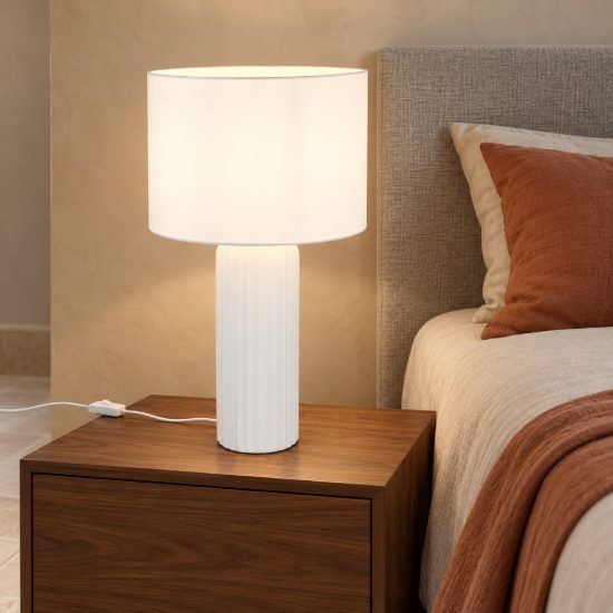 Lampada da tavolo grande per soggiorno in ceramica rigata bianca con paralume in tessuto bianco