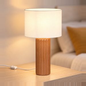 Lampada da tavolo grande per soggiorno in ceramica rigata moka con paralume in tessuto beige