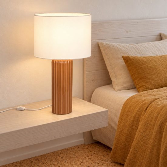 Lampada da tavolo grande per soggiorno in ceramica rigata moka con paralume in tessuto beige