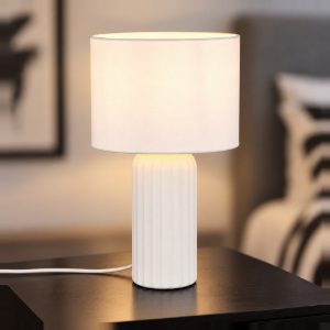 Lampada da tavolo piccola per soggiorno in ceramica rigata bianca con paralume in tessuto bianco