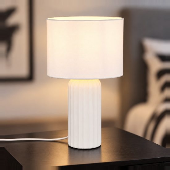 Lampada da tavolo piccola per soggiorno in ceramica rigata bianca con paralume in tessuto bianco