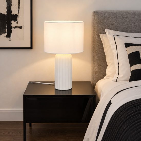 Lampada da tavolo piccola per soggiorno in ceramica rigata bianca con paralume in tessuto bianco
