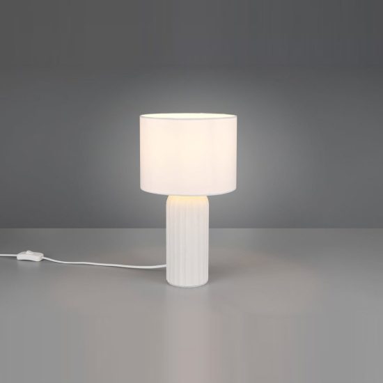 Lampada da tavolo piccola per soggiorno in ceramica rigata bianca con paralume in tessuto bianco