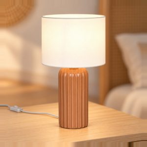 Lampada da tavolo piccola per soggiorno in ceramica rigata moka con paralume in tessuto beige