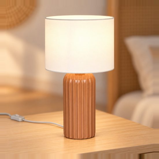 Lampada da tavolo piccola per soggiorno in ceramica rigata moka con paralume in tessuto beige