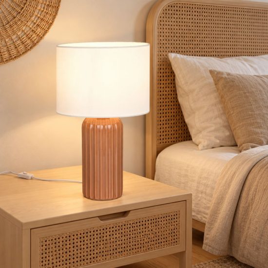 Lampada da tavolo piccola per soggiorno in ceramica rigata moka con paralume in tessuto beige