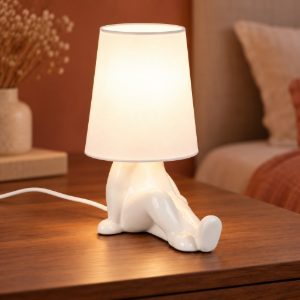 Abat-jour per comodino in ceramica a figura umana con paralume in tessuto bianco