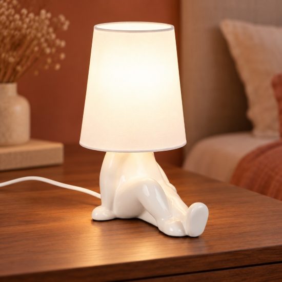 Abat-jour per comodino in ceramica a figura umana con paralume in tessuto bianco