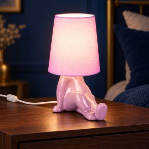 Abat-jour per comodino in ceramica a figura umana con paralume in tessuto lilla
