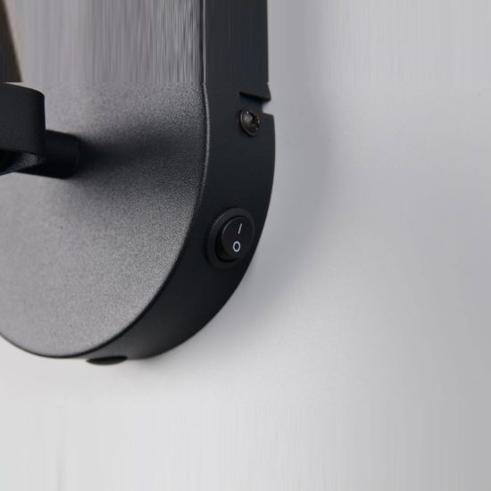 Applique per comodino camera da letto nera con paralume a gabbia in rattan naturale interruttore
