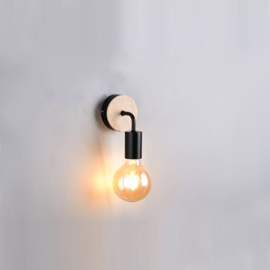Applique per soggiorno moderna in metallo nero con particolare in legno naturale